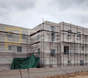 Dvoetažni stan s vrtom u Vodicama - Vodice