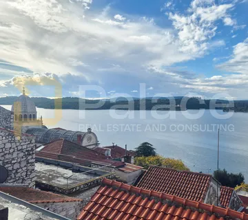 Kamena kuća na 3 etaže u srcu staroga Šibenika, kulturno dobro, 150 m2