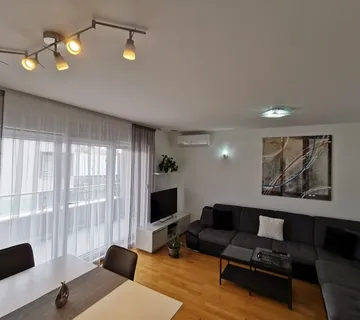 Predivan, kompletno namješten stan s garažom i parkirnim mjestom - Podstrana - Miljevac, Podstrana