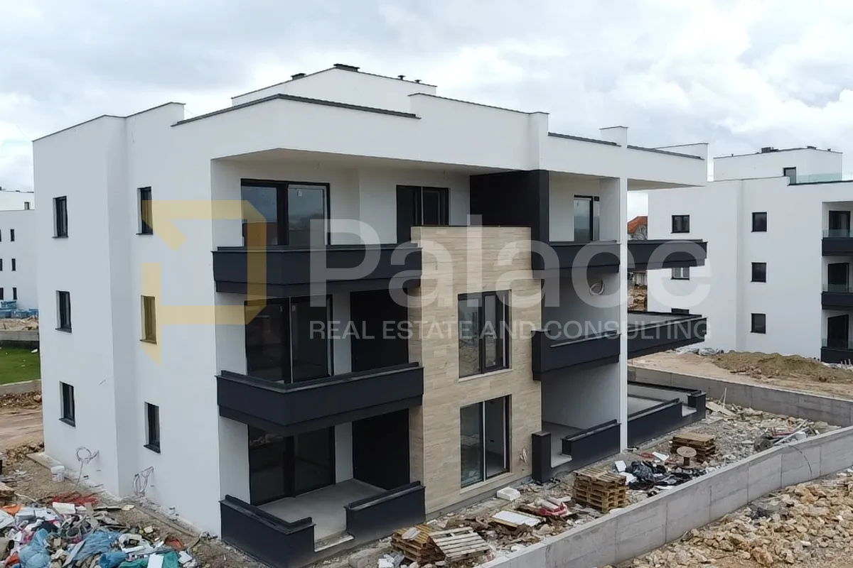 Trosobni stan sa krovnom terasom S8 130 m2 - cover