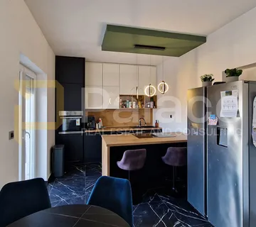 Obiteljska kuća s tri etaže i velikom okućnicom, centar Viškova, 238m2 - cover