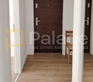 Na prodaju renovirani stan u stambenoj zgradi u Drnišu,39m2