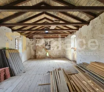 Kamena kuća za renovaciju - Lukoran