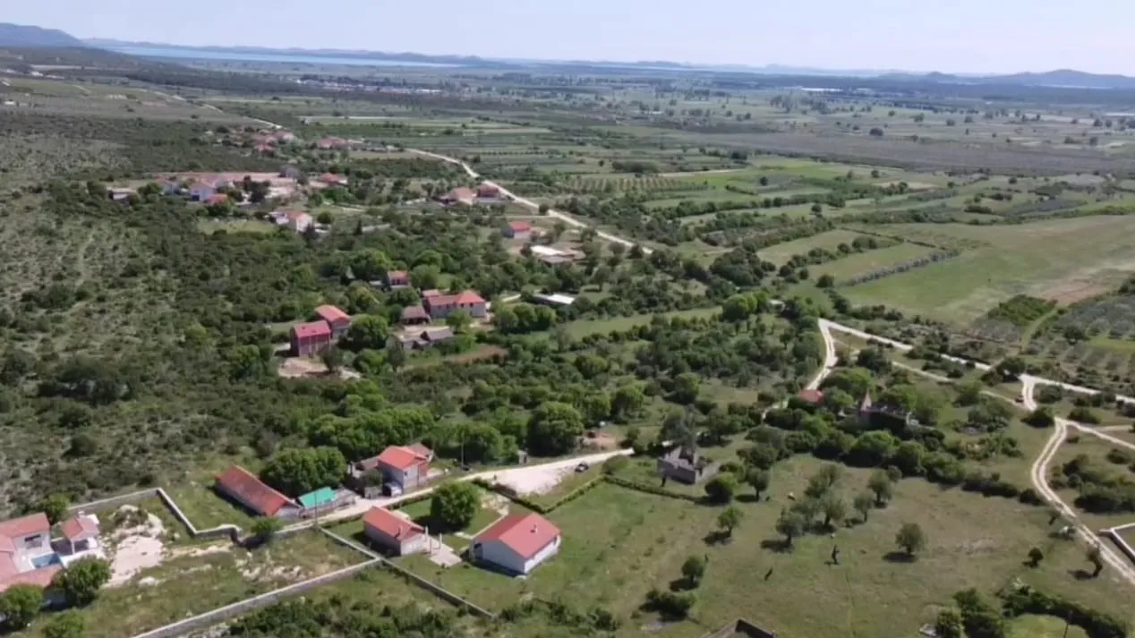 Poljoprivredno zemljište 21976m2 Tkon - cover