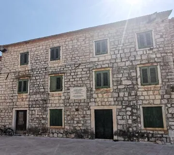Kamena kuća u povijesnoj jezgri Staroga Grada na Hvaru, 599.00 m² - Stari Grad