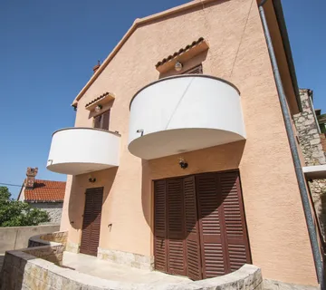 Obiteljska kuća s dvorištem u srcu Varoša, 166 m2 - cover