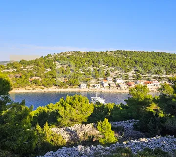 Građevinsko zemljište s pogledom na uvalu i more na otoku Žirju 720 m2 - Žirje, Šibenik