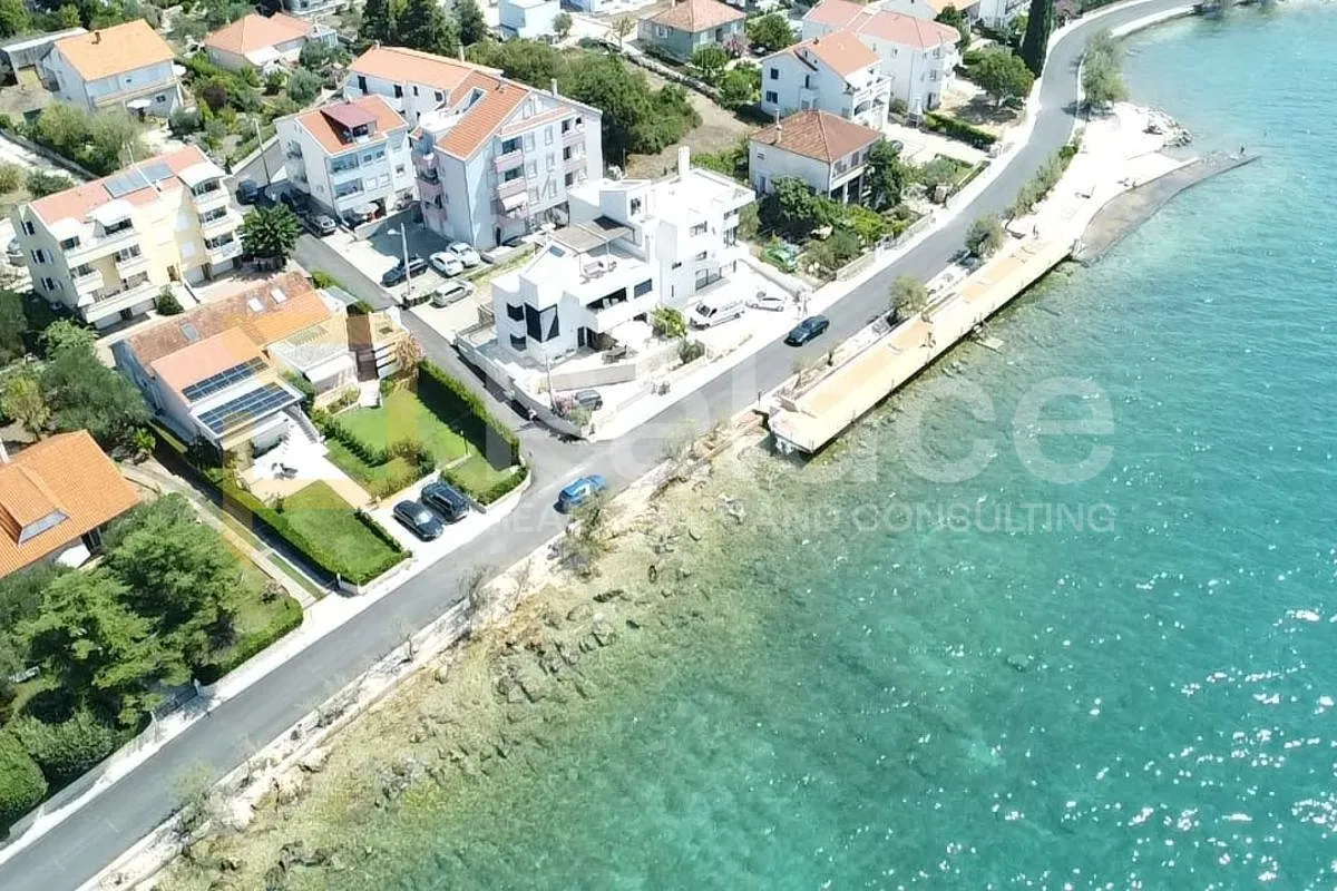 Ekskluzivna vila s apartmanom i panoramskim pogledom u Diklu, Zadar - cover