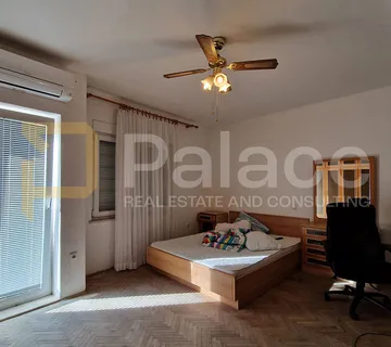 Velika kuća u Crikvenici s raznovrsnim mogućnostima, 200m2 - cover