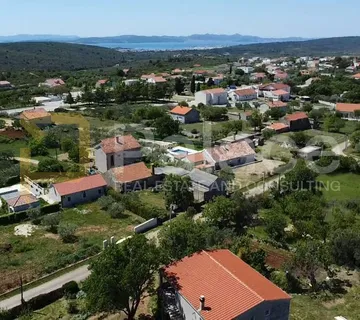 TOP PRILIKA: Građevinski teren s 2 puta i priključkom struje, 771m2 - cover