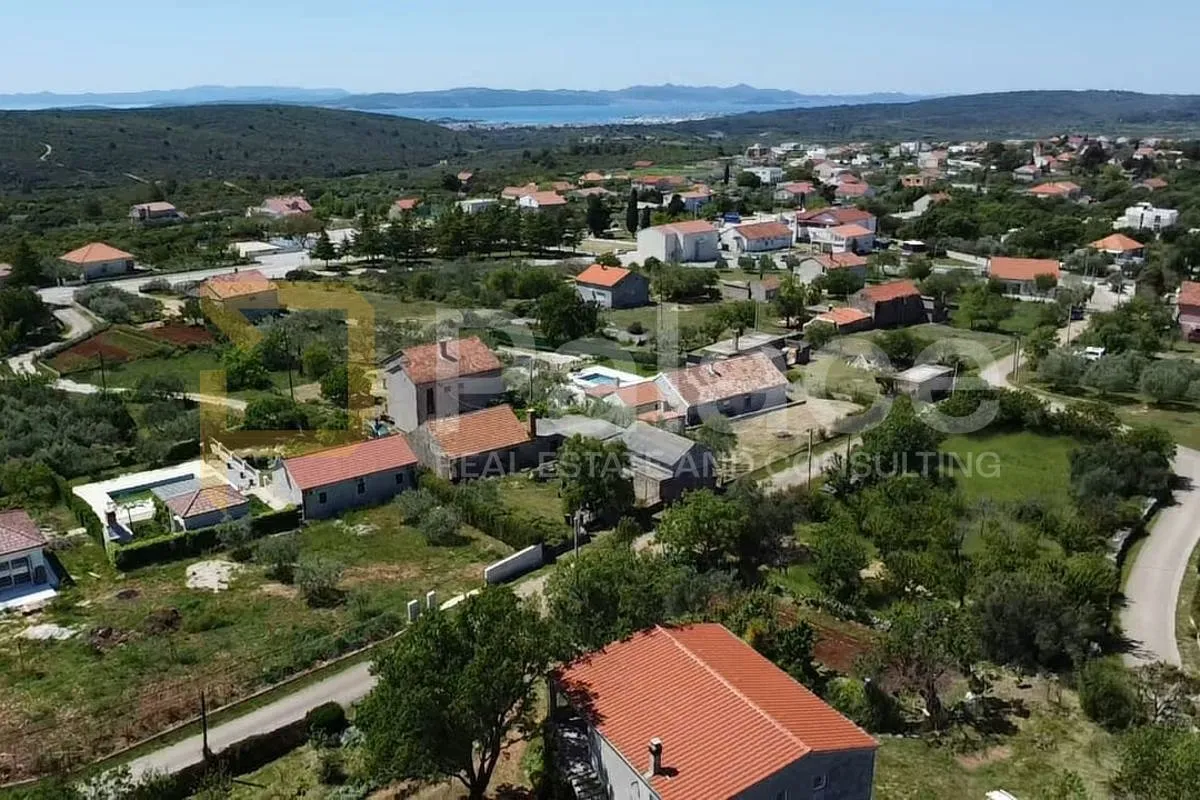 TOP PRILIKA: Građevinski teren s 2 puta i priključkom struje, 771m2 - cover