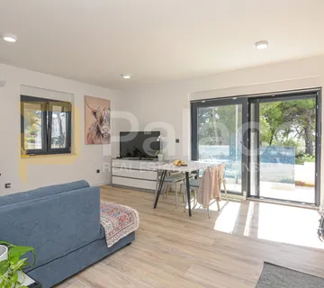 Prekrasan dvosoban stan s pogledom na more i vrtom 73 m2, Brodarica - Brodarica, Šibenik