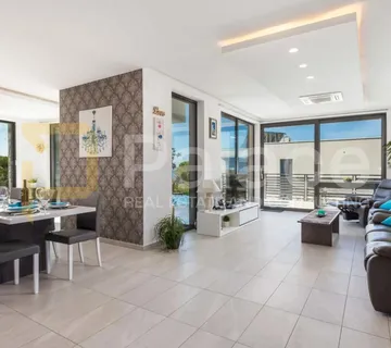 Nekretnina iz snova u Kostreni – vila s bazenom i tri stana, 332m2 - cover