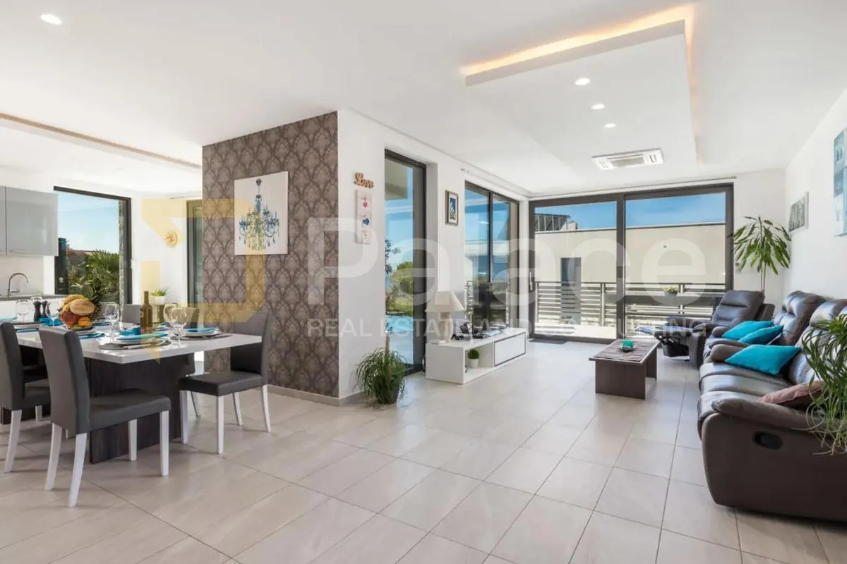Nekretnina iz snova u Kostreni – vila s bazenom i tri stana, 332m2 - cover