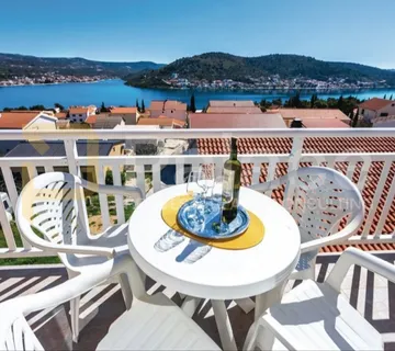 Apartmanska kuća s pogledom na more, Rogoznica - cover