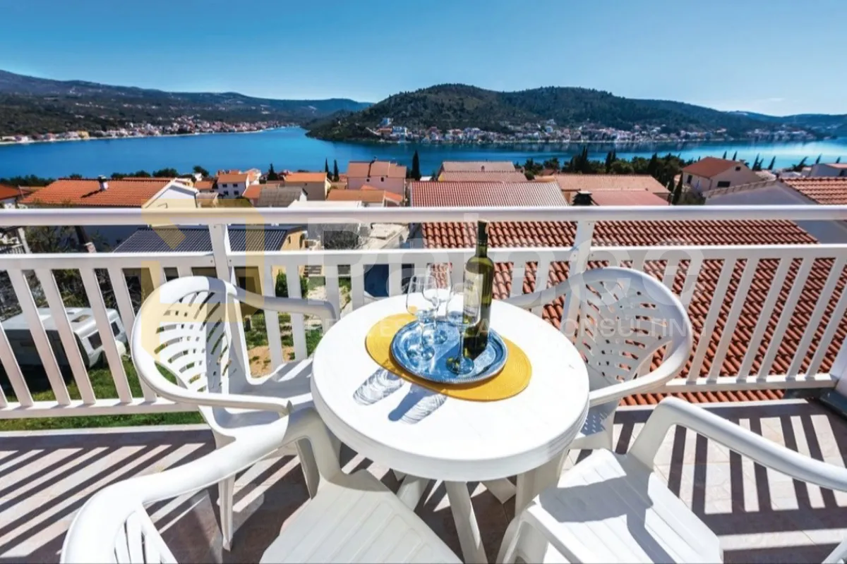 Apartmanska kuća s pogledom na more, Rogoznica - cover