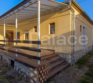 Dvojna kuća u centru Đakova – 115 m² s garažom i okućnicom - Đakovo