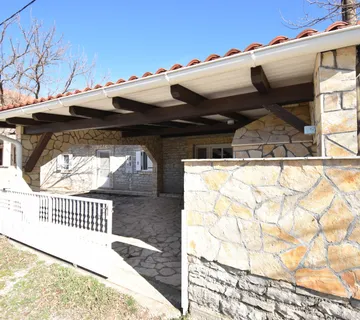 Uređena kamena prizemnica s velikom okućnicom, Skradin-Vaćani - cover