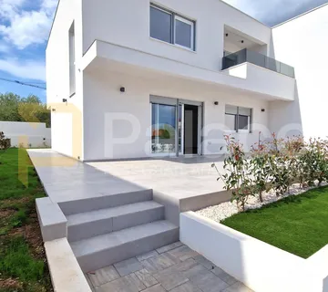 Nova dvojna kuća s 3 spavaće sobe i velikim dvorištem, Vodice 162 m2 - cover