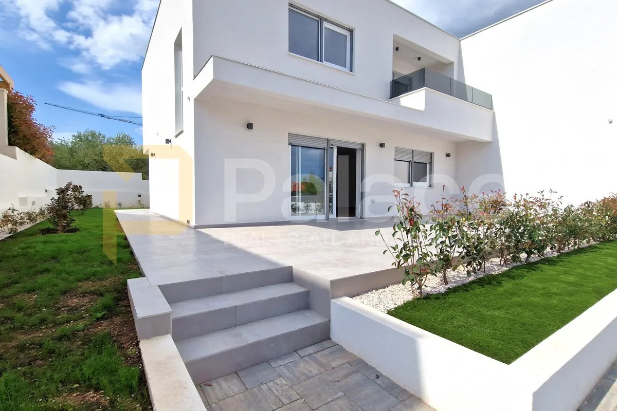 Nova dvojna kuća s 3 spavaće sobe i velikim dvorištem, Vodice 162 m2 - cover