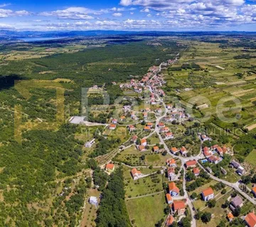Zemljište od 2500 m2 u Visočanima - izvrsna prilika - cover