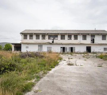 Skladišno-prodajna zgrada za renovaciju s terenom,Šibenik, 7991 m2 - cover