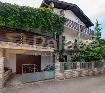 Kuća s četiri stambene jedinice 325m2 - Vodice