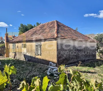 Kuća prizemnica za renovaciju u Jadrtovcu,  96 m² - cover