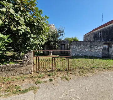 TURANJ: Povoljna prodaja zemljišta s kućama - idealno za renoviranje! - cover