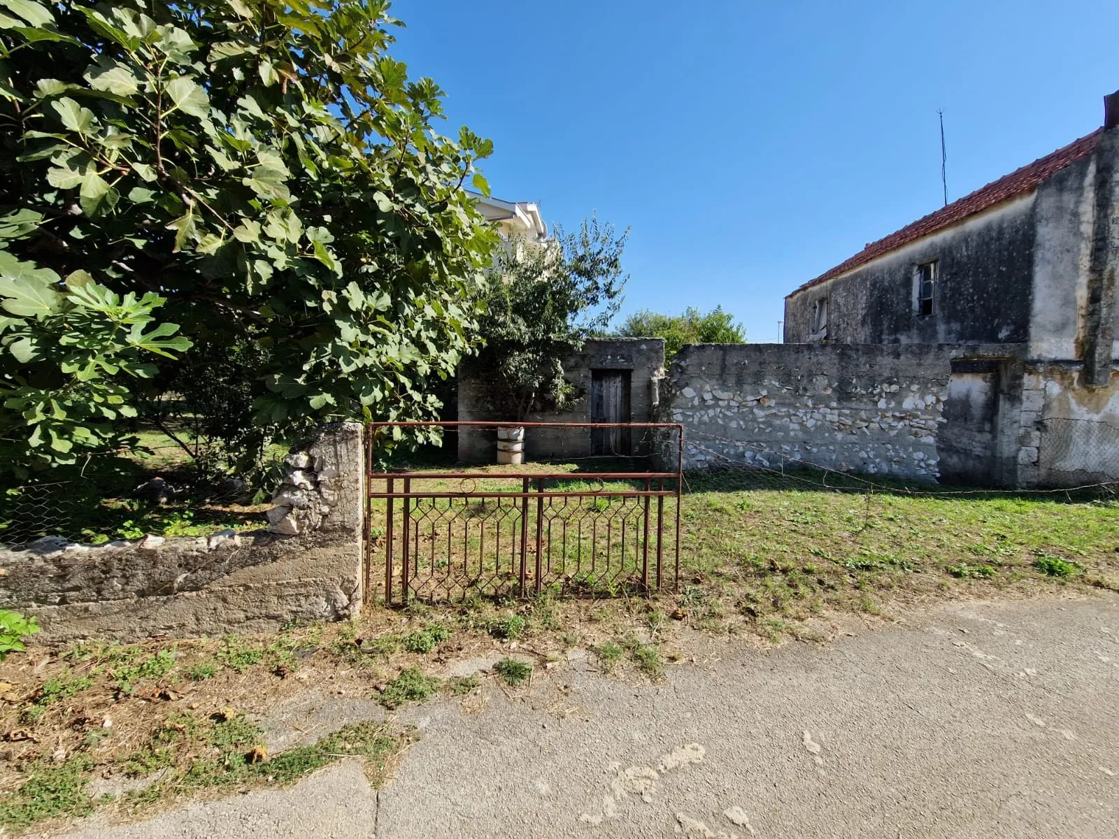 TURANJ: Povoljna prodaja zemljišta s kućama - idealno za renoviranje! - cover