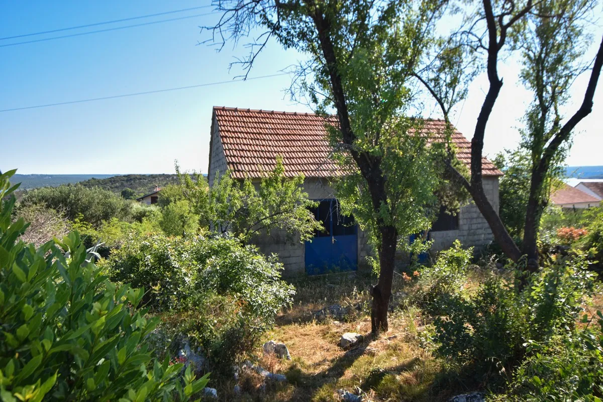 Građevinsko zemljište 400 m2 s roh-bau objektom 60 m2, Šibenik-Raslina - cover