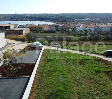 Posedarje; Građevinsko zemljište 150 metara od mora