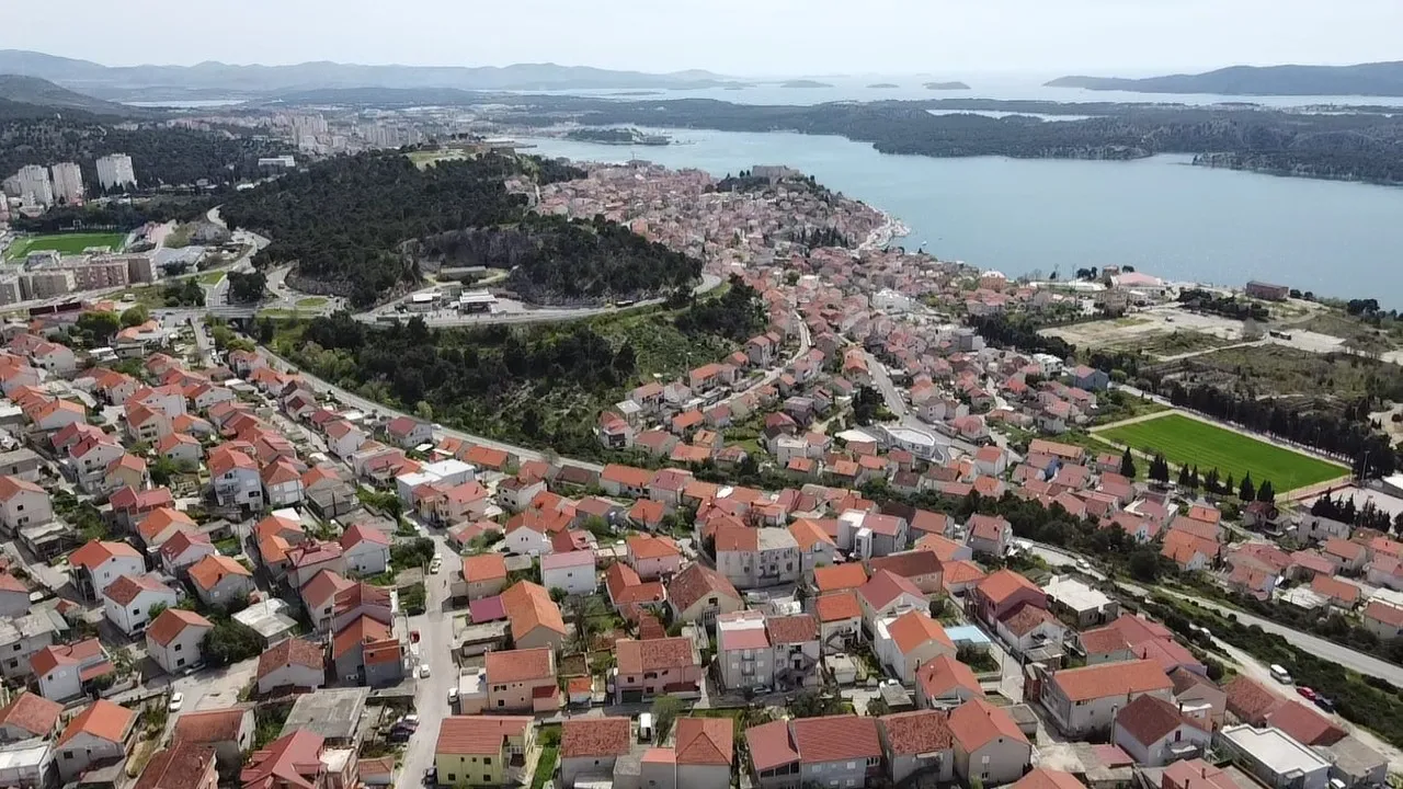 Atraktivno građevinsko zemljište u Šibeniku, Meterize, 4375 - cover