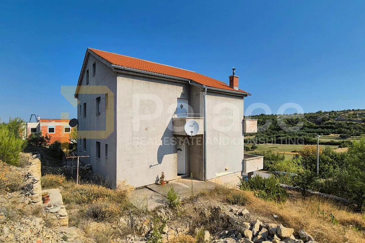 Prostrana kuća s velikom okućnicom u Ićevu, blizu NP Krka, 275 m2 - cover