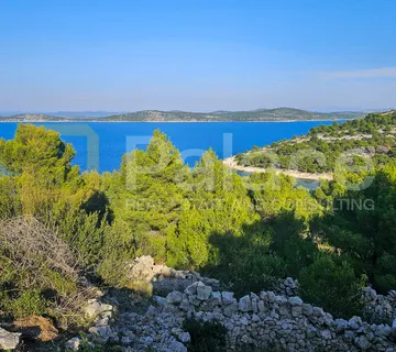 Građevinsko zemljište s pogledom na uvalu i more na otoku Žirju 612 m2 - Žirje, Šibenik