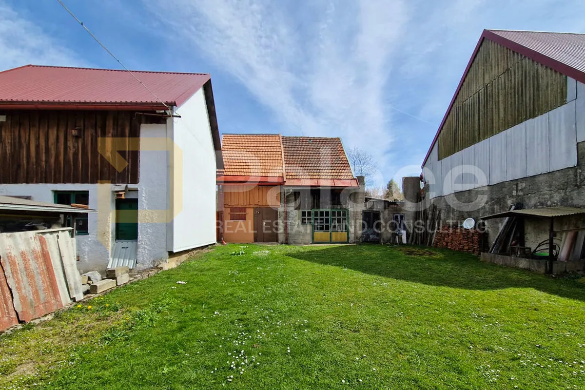 Centar Delnica – kuća, dvorište i gospodarski objekt, 345 m² - cover
