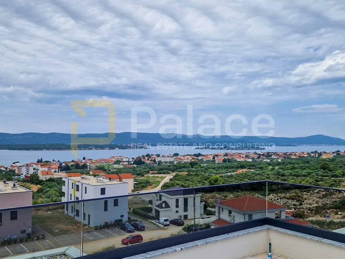 LUKSUZAN PENTHOUSE S KROVNOM TERASOM I GARAŽOM - cover