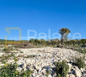 Građevinsko zemljište 803 m2 na mirnoj lokaciji Trget, Istra