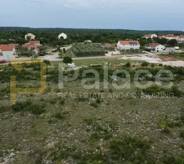 Pridraga : Građevinsko zemljište sa idejnim projektom 663 m2 - Novigrad