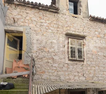 Kamena kuća za renovaciju s poslovnim prostorom i parkingom, 120 m2 - cover