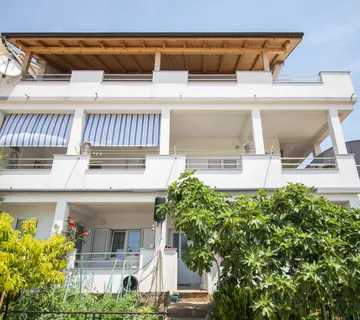 Prostrana uređena obiteljska kuća na Meterizama, 362 m2 - cover