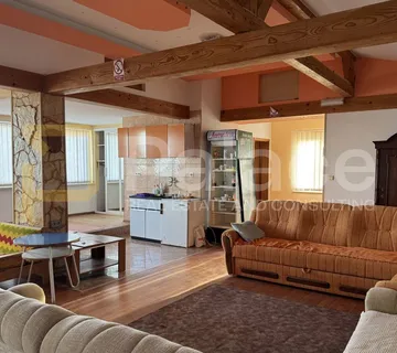 Prostrani apartman na prodaju Orebić, Pelješac – 102 m²