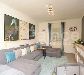 Renoviran i skladno uređen stan u zgradi, Mandalina 50 m2 - Šibenik