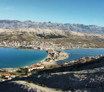 PAG : Građevinsko zemljište 500m od mora, 813m2