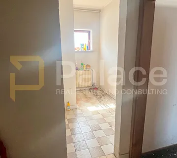 ZAGREB, SESVETE - poslovni prostor 105 m² sa parkingom