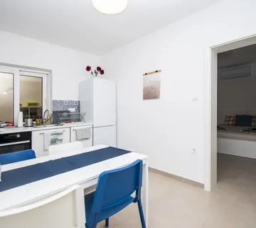 Novoređeni stan s garažom i dvorištem, Šibenik, 50 m2