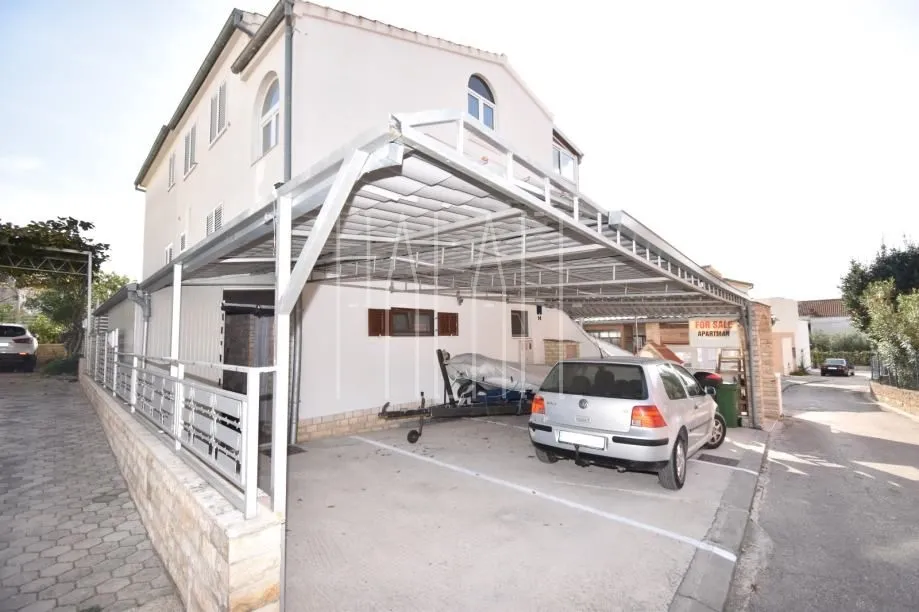 Dva stana u prizemlju kuće s parkingom, Vodice, 107.00 m2 - cover
