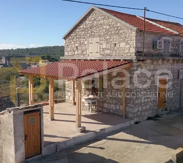 Prodaje se objekt – Grohote, otok Šolta (poslovno-stambeni prostor)