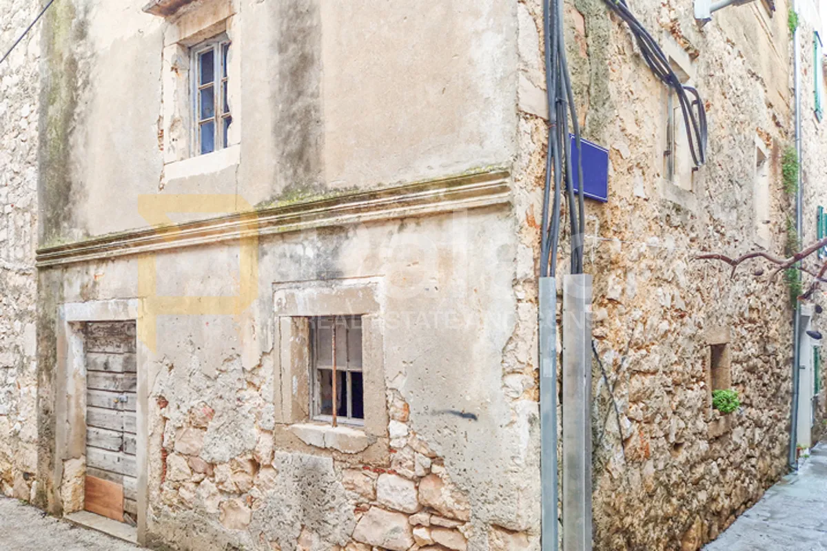 Kamena kuća u nizu za renovaciju, Murter centar 120 m2 - cover