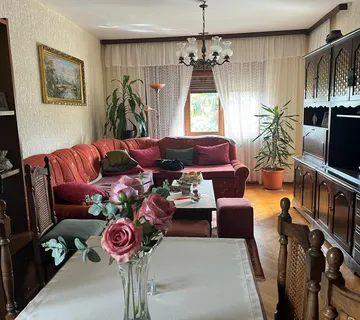 Kuća sa 3 stana, garaža i velika konoba, 200 metara od mora, Lovran - cover
